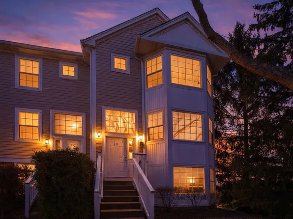 111 Hidden Creek Ln, North Aurora, IL 60542