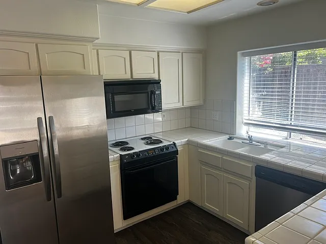 1049 E Manhattan Ave — Photo 7