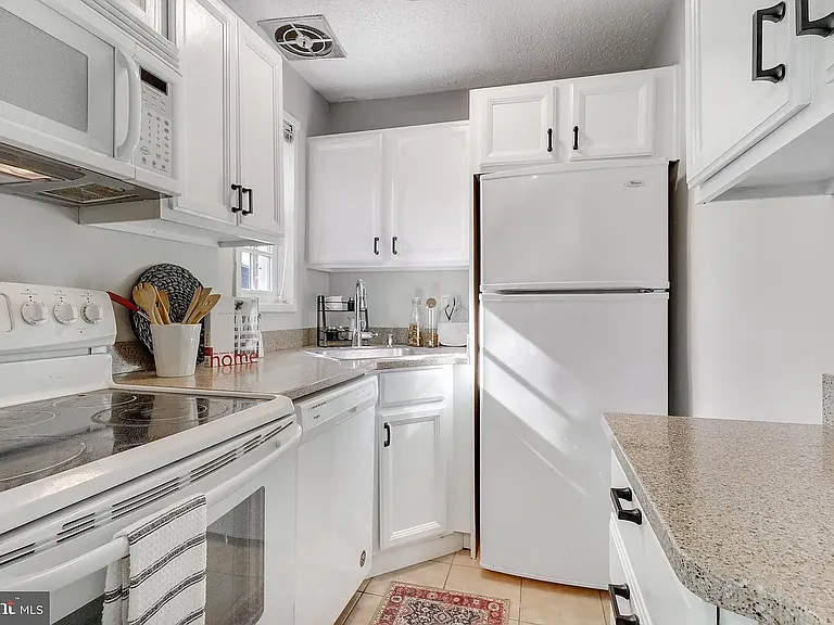 1718 W Abingdon Dr #202 — Photo 23