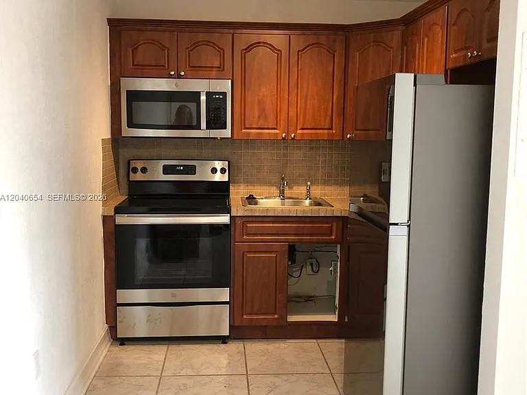 444 SW 4th St #404 — Photo 3