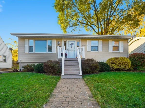 1014 W 8th St, Cedar Falls, IA 50613