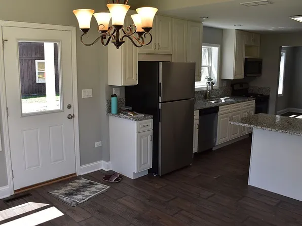 32 N Pleasant Rd, Lake Zurich, IL 60047