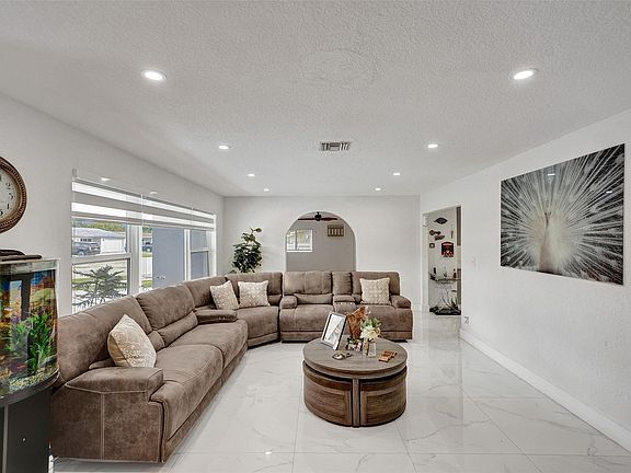 5th image of 621 NW 97th Terrace