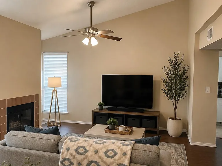 7134 N Holiday Dr — Photo 1