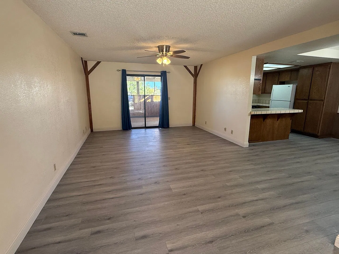 Apple Valley, Spacious 3 Bedrooms, 2 Bathrooms, New Carpet & Paint — Photo 3