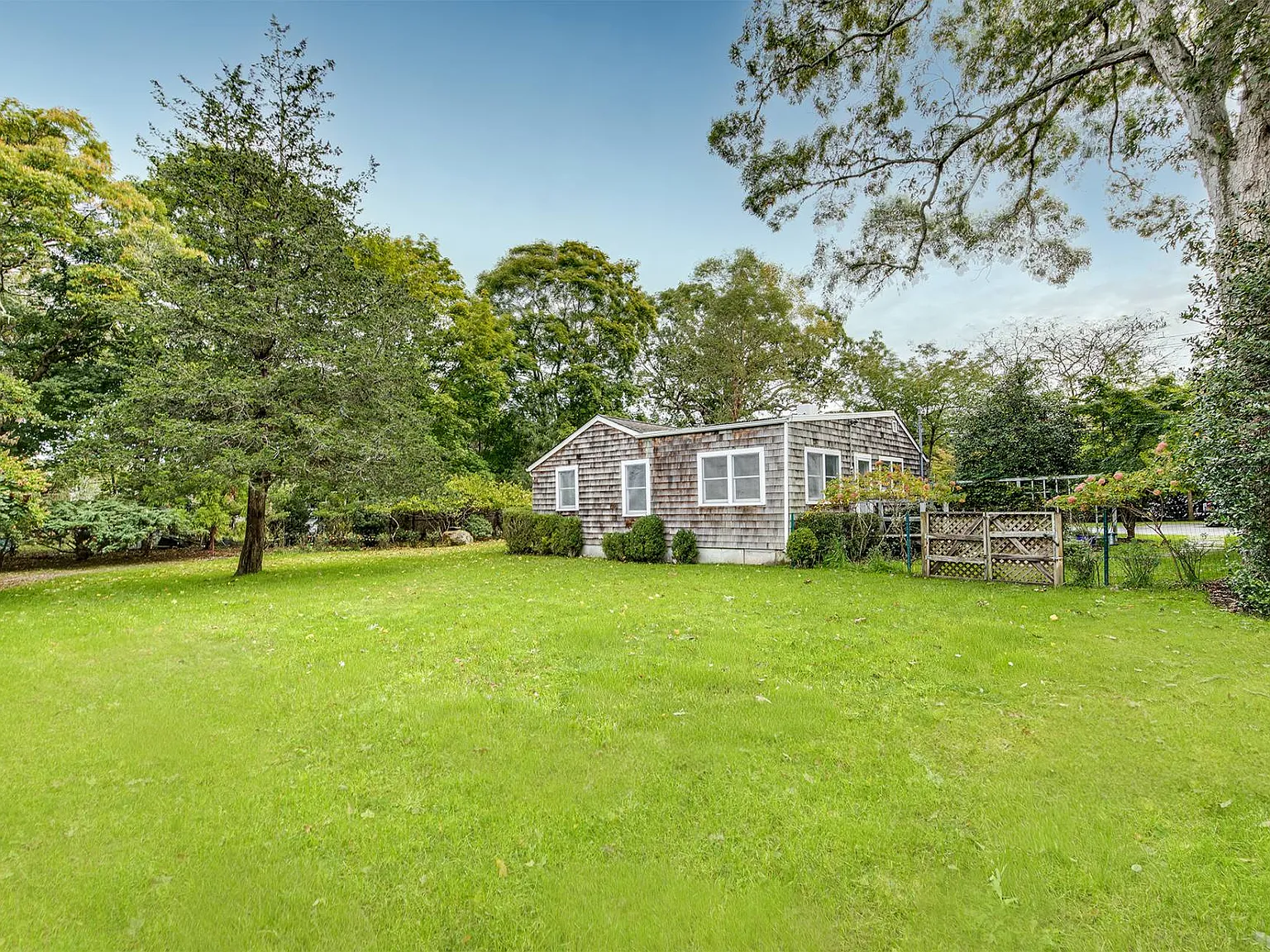 Classic East Hampton Cottage — Photo 2