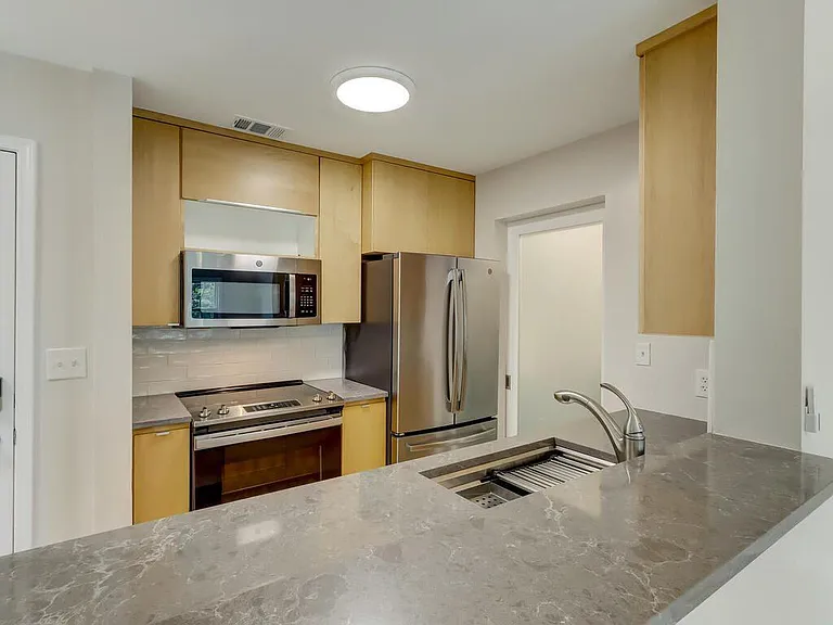 1074 Peachtree Walk NE #B222 — Photo 2