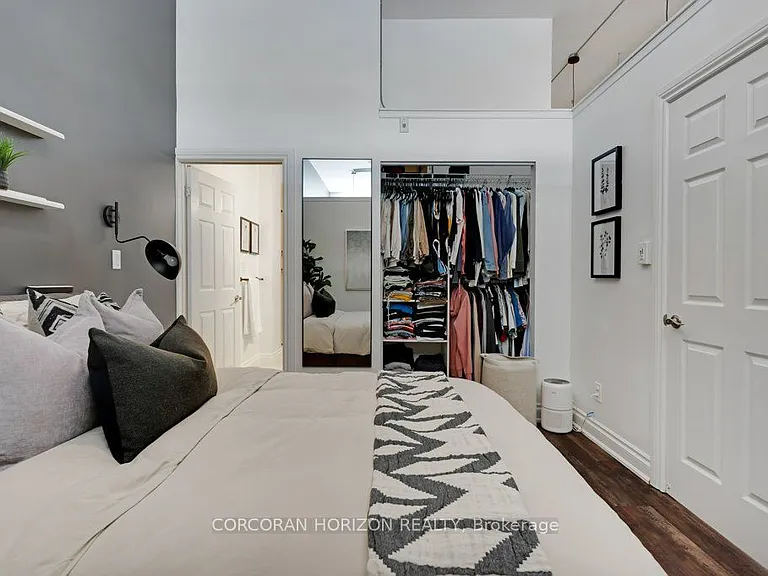 276 King St W #209 — Photo 27