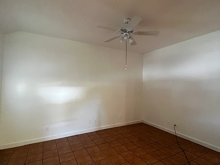 2406 Harris Ave — Photo 10