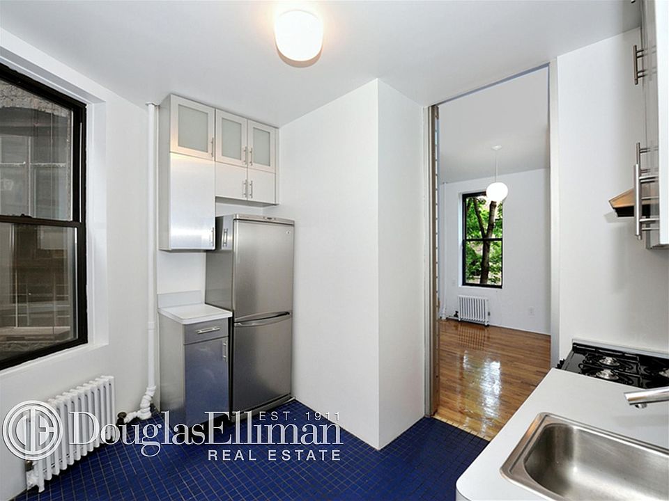 1st image of 188 6th Ave APT 3R
