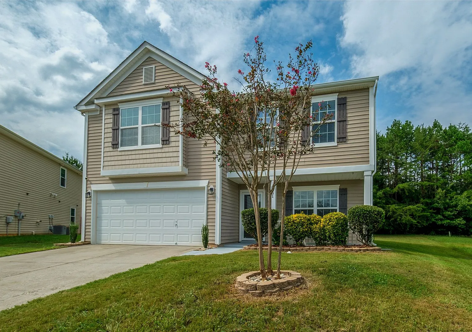 Spacious 4BR Home on Quiet Cul-de-Sac in Greensboro — Photo 2