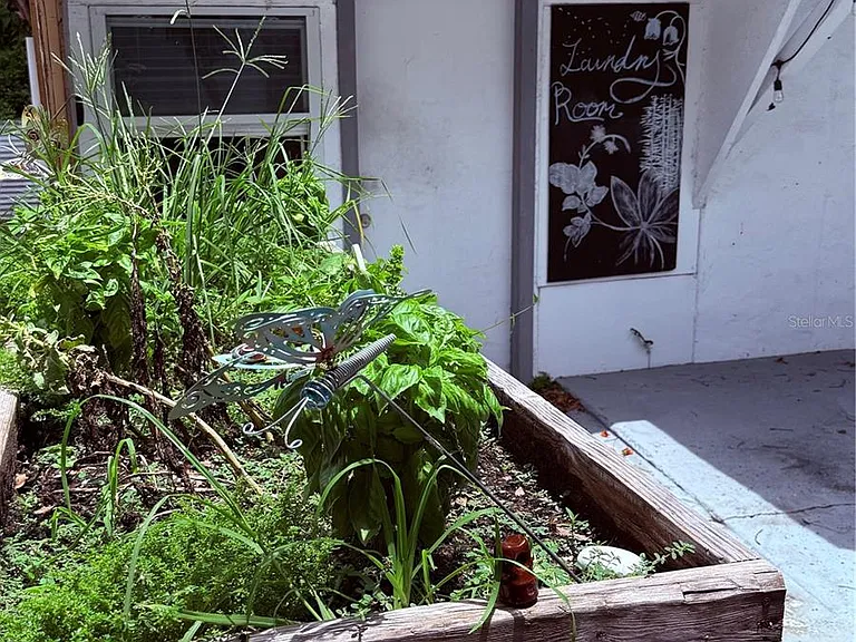 308 E Adalee St #B — Photo 14