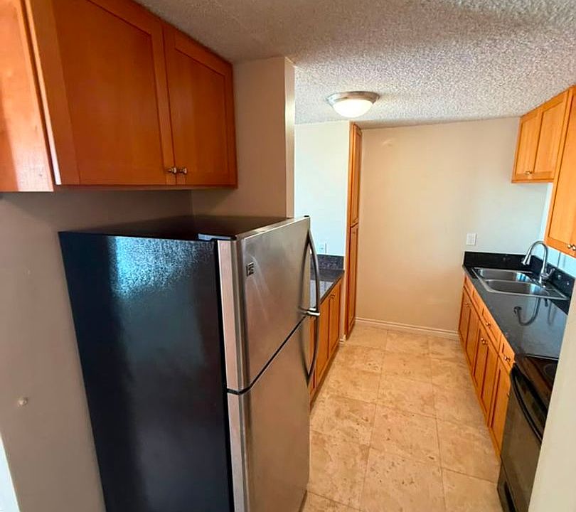 1st image of 3050 Rue D'orleans #458