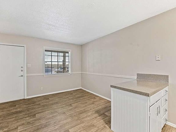 4th image of 1302 Parker Ln #7b5a62c2f