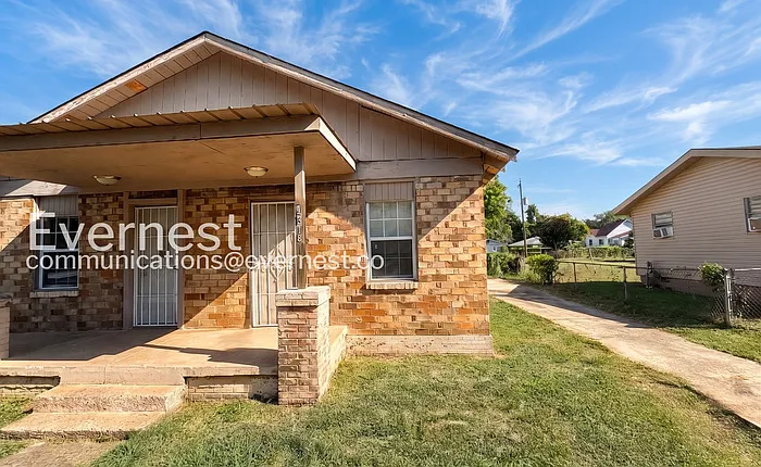 3 bed, 2.0 bath, 1045 sqft, $895 — Photo 2