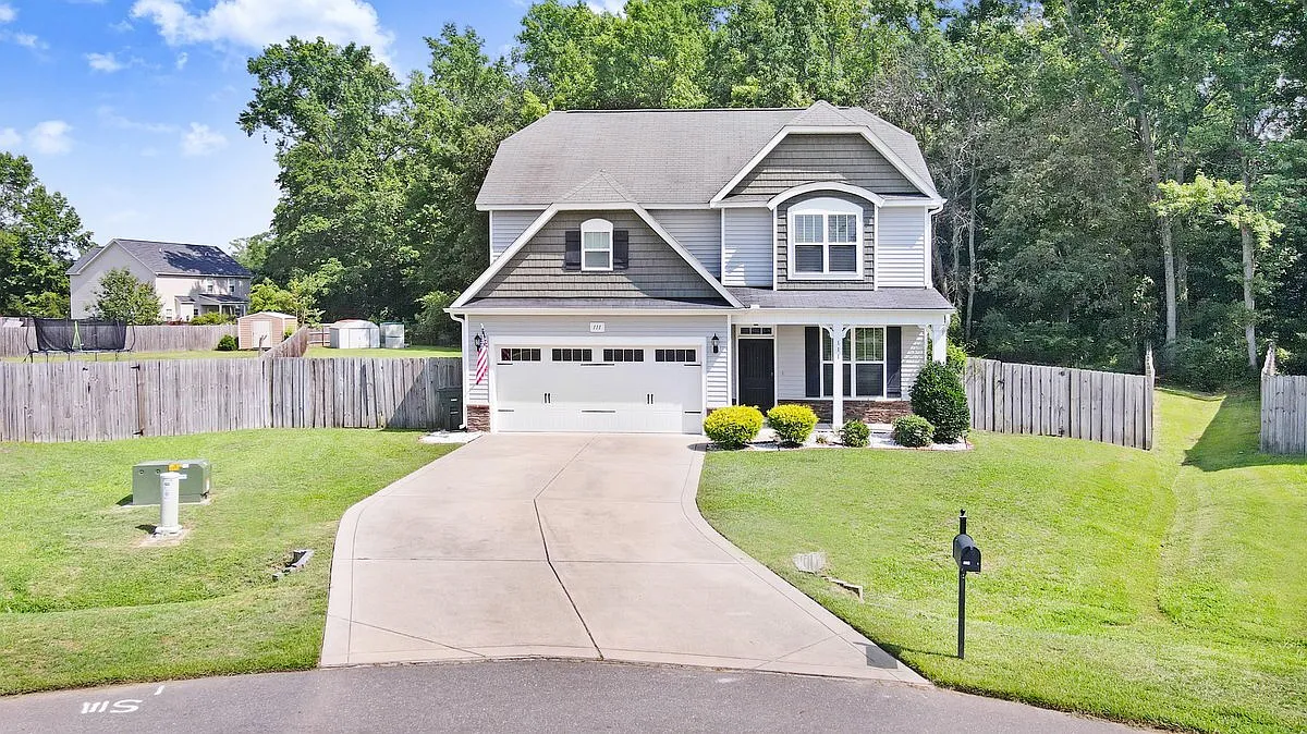 4 bed, 2.5 bath, 2378 sqft, $2,300 — Photo 2