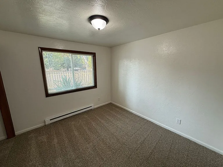 2042 Myrtle Ave NE — Photo 10