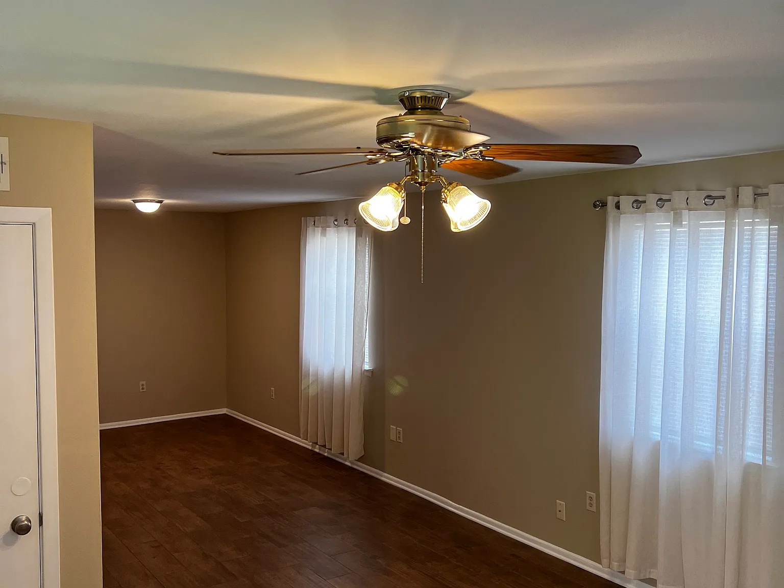2 bed, 1.5 bath, 1098 sqft, $1,475 — Photo 2