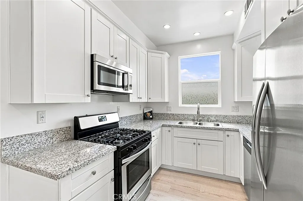 3 bed, 4.0 bath, 1584 sqft, $3,700 — Photo 4