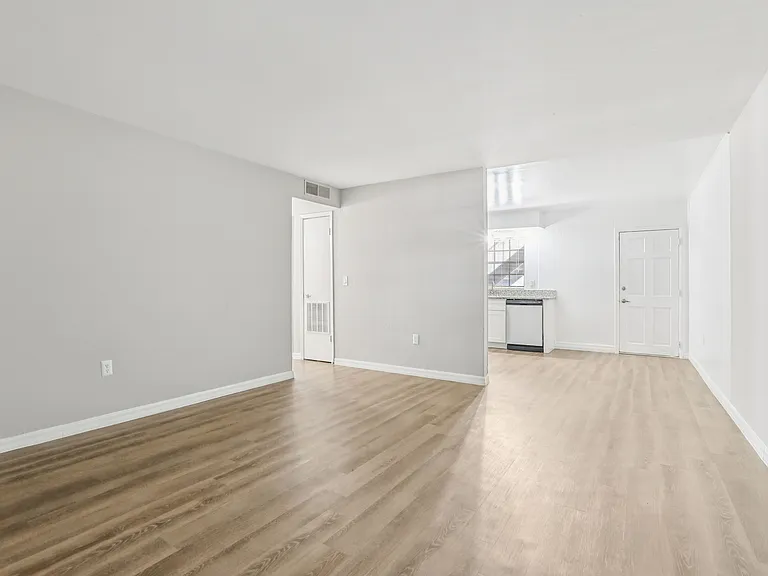 Greenwich Commons Apartment Homes — Photo 21