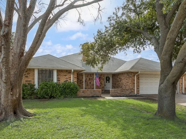 449 Meadowhill Dr, Benbrook, TX 76126