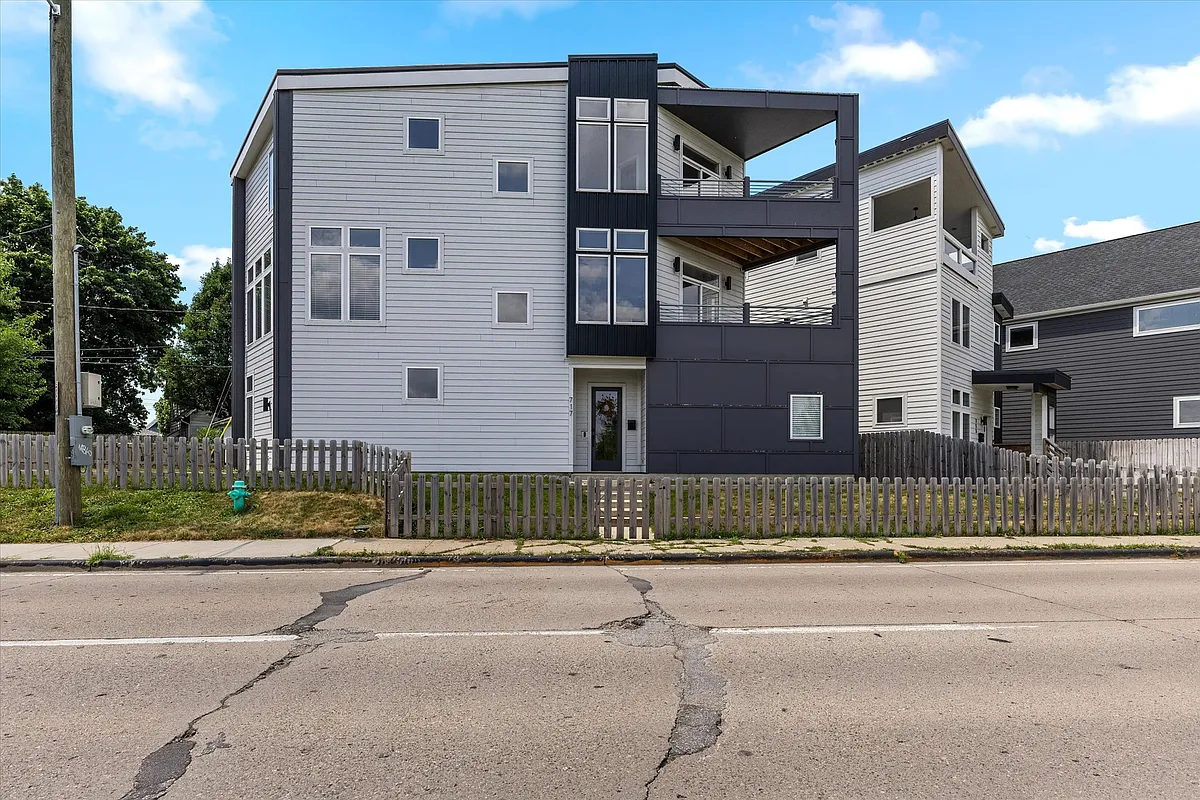 Building Photo - 717 Prospect St