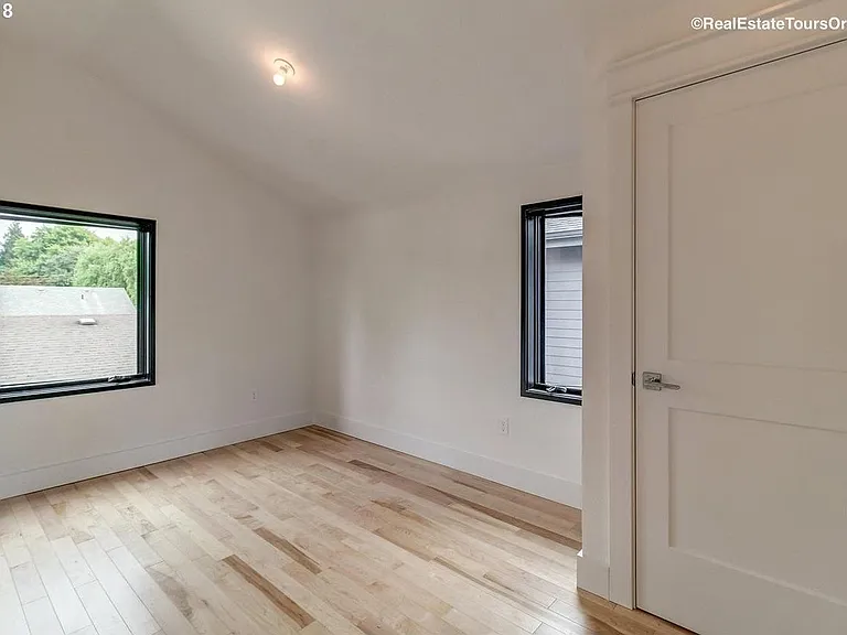 2054 NE Morgan St #B — Photo 3
