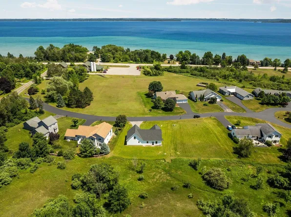 5104 S Shoreview Cir, Suttons Bay, MI 49682