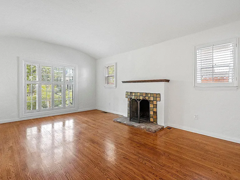 4044 Huron Ave — Photo 7