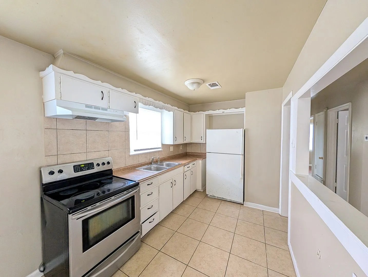 3 bedroom home — Photo 3