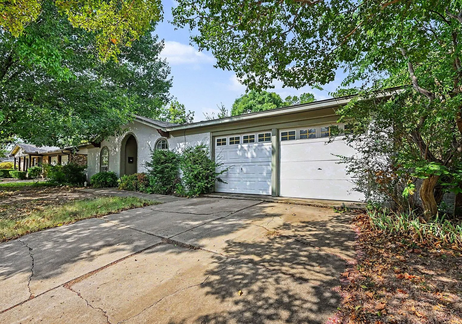 Nestled in a prime Fort Worth location, this charming 3-bedroom, 2-bathroom single-family home of... — Photo 2
