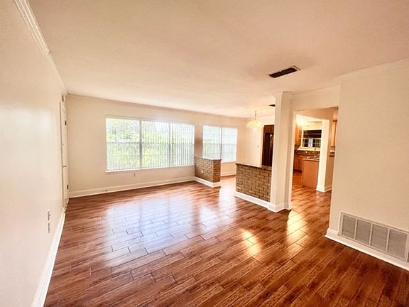 4th image of 2418 Parker Dr