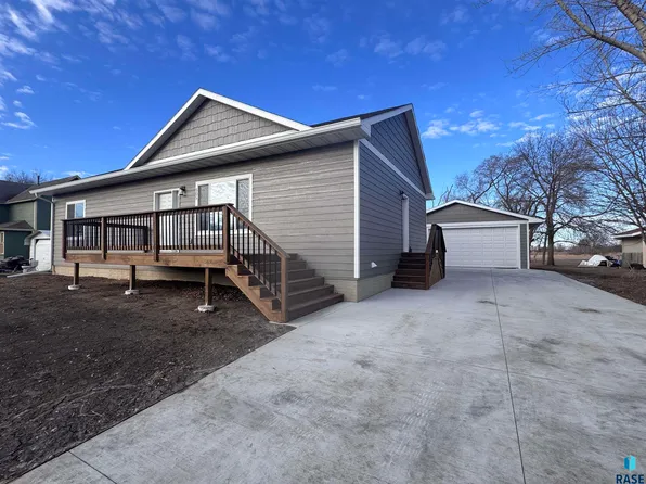 505 S Garfield St, Lennox, SD 57039