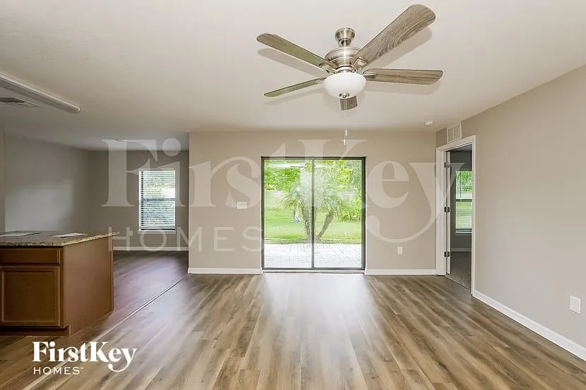 3 bed, 2.0 bath, 1357 sqft, $2,200 — Photo 3