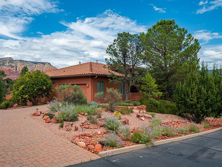 227 Les Springs Dr — Photo 2