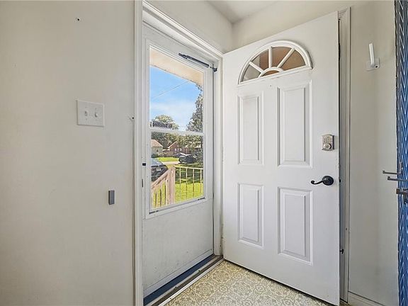 4th image of 27 Baxter St