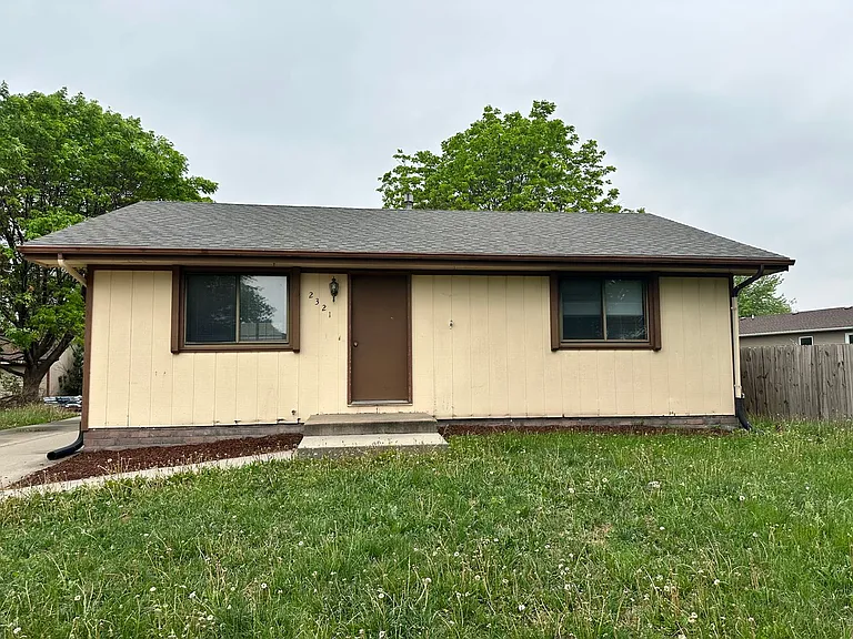2321 W Sumner St — Photo 2