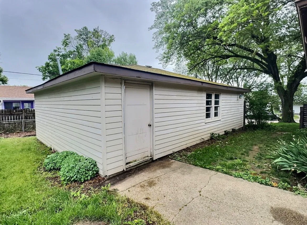 4 bed, 2450 sqft, $2,100 — Photo 3