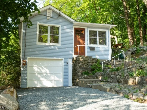 32 Sutton Rd, Hopatcong Boro, NJ 07843