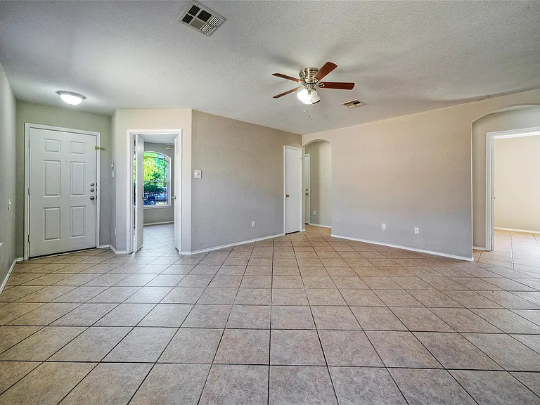 913 Dexter Dr — Photo 12
