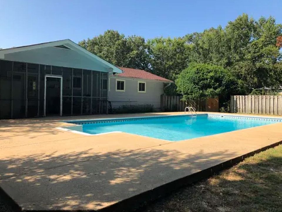 1st image of 25 Carolyn Ln
