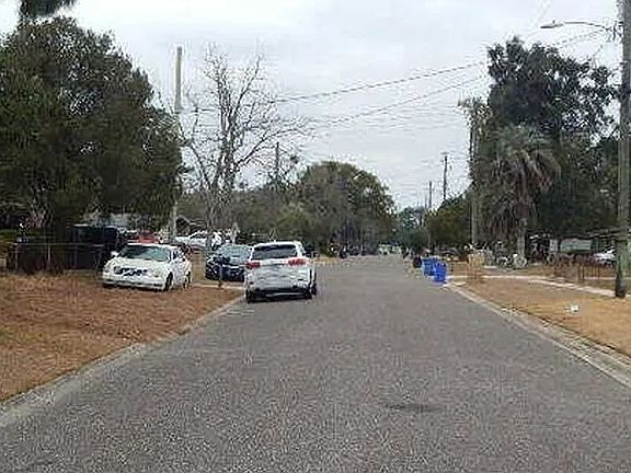 4th image of 9211 Greenleaf Rd