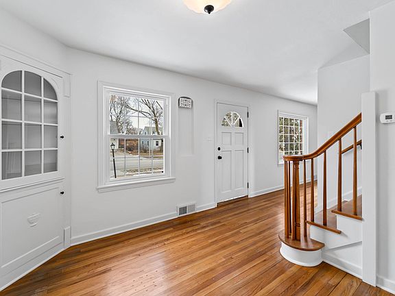 2nd image of 820 Murray Dr