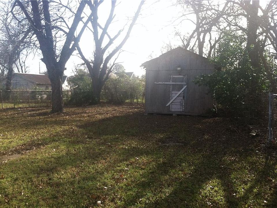 2nd image of 2320 Eugene St