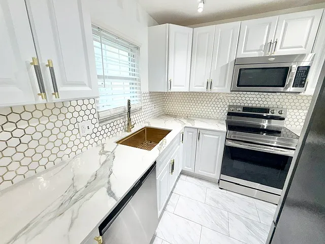1355 Villa Ln — Photo 5