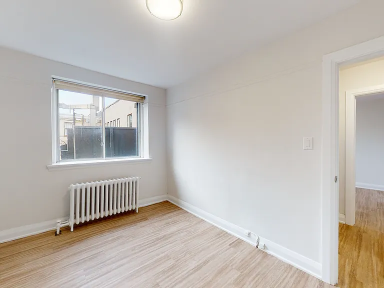 320 Lonsdale Rd — Photo 40