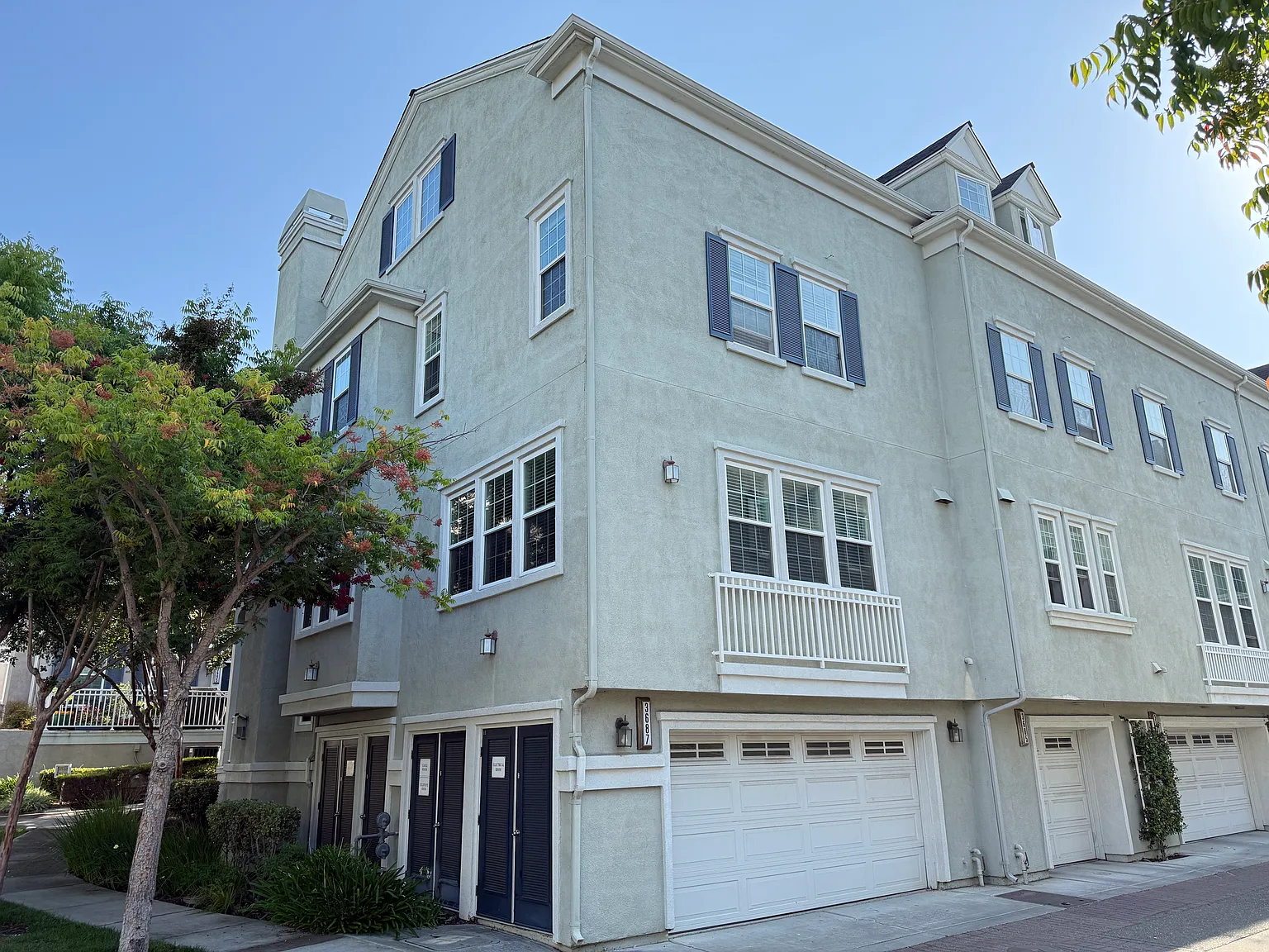 4 bed, 2.5 bath, 2250 sqft, $4,300 — Photo 2