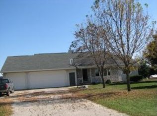 N1290 Pine Grove Rd, Hortonville, WI 54944