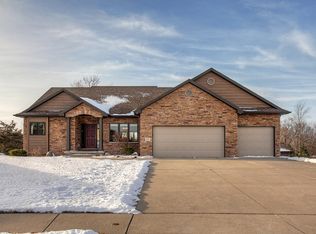 8701 Overlook Ct, Johnston, IA 50131