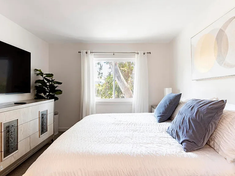 1340 E Hillcrest Dr #6 — Photo 6